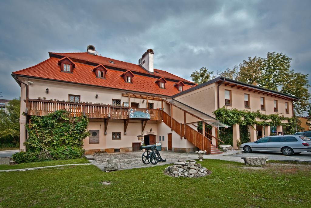 Penzion U Kriveho Psa Frýdek-Místek Exteriör bild